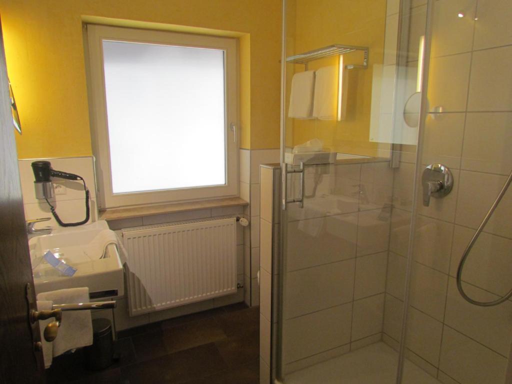 Gasthaus Zum Kreuz Freiburg im Breisgau Room photo