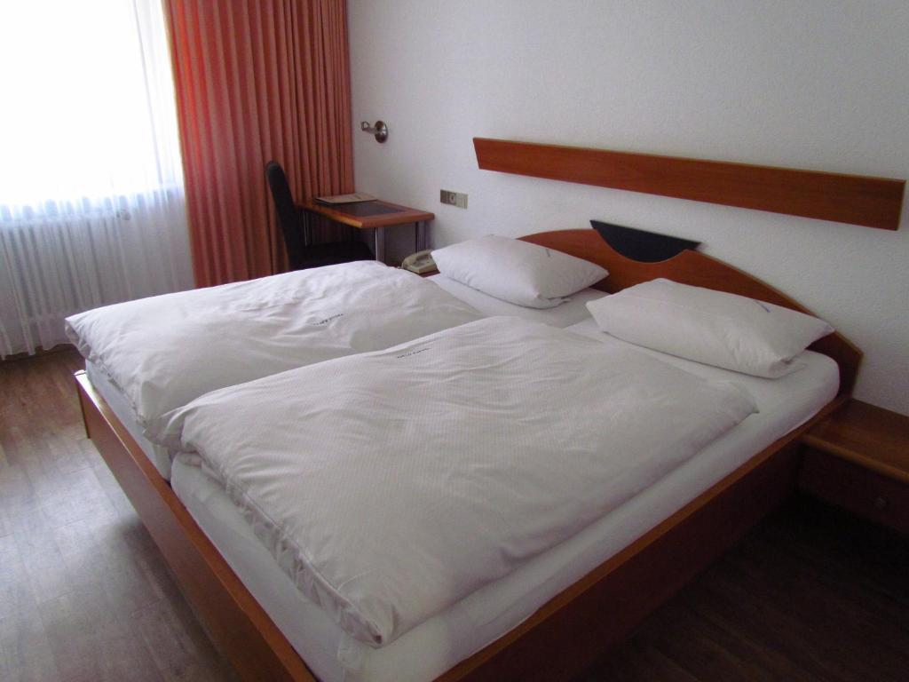 Gasthaus Zum Kreuz Freiburg im Breisgau Room photo