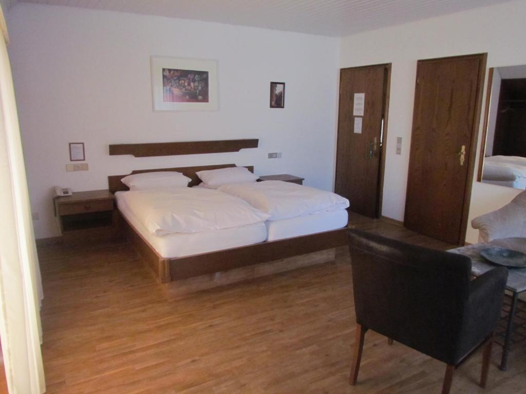 Gasthaus Zum Kreuz Freiburg im Breisgau Room photo
