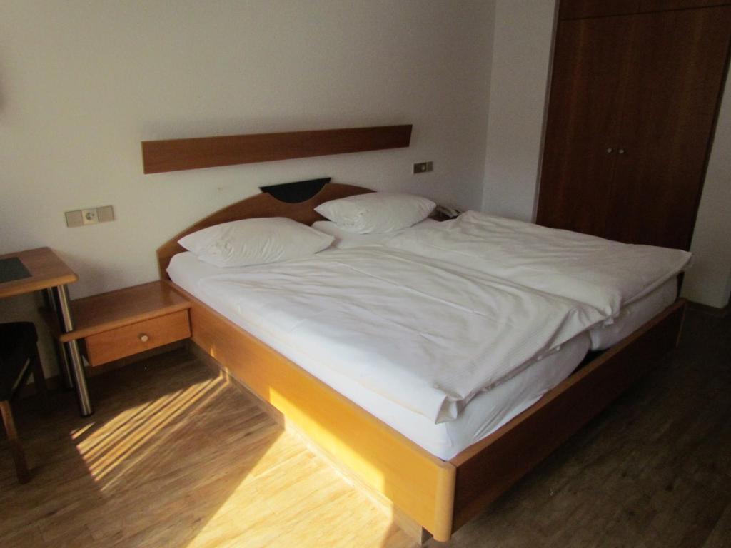 Gasthaus Zum Kreuz Freiburg im Breisgau Room photo